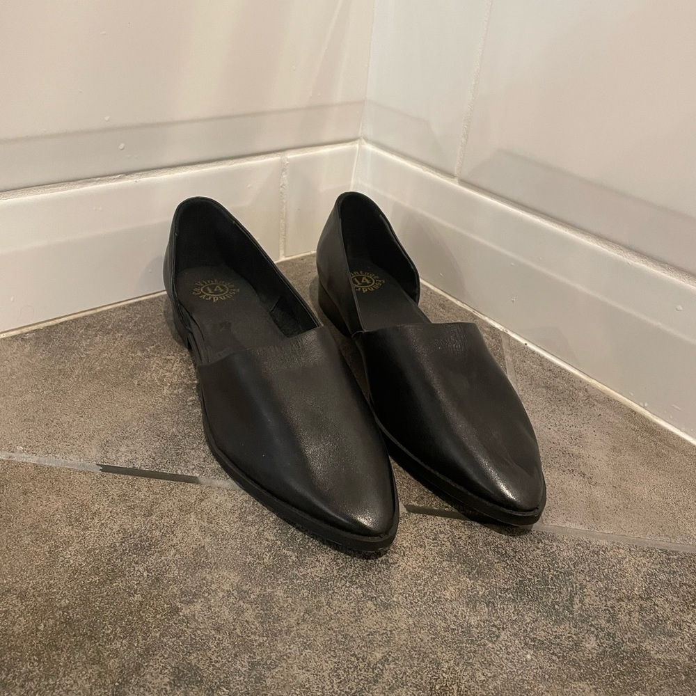 Very cute black flats, never worn!